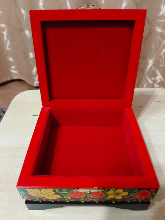 Шкатулка . Хохломская роспись