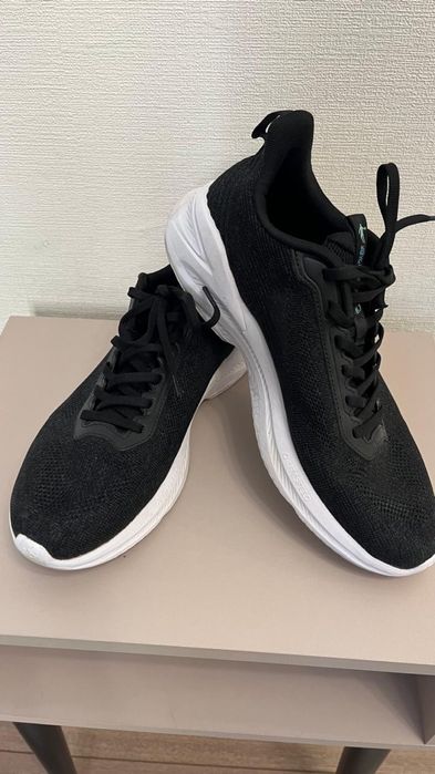 Продам кроссовки 13000 тг