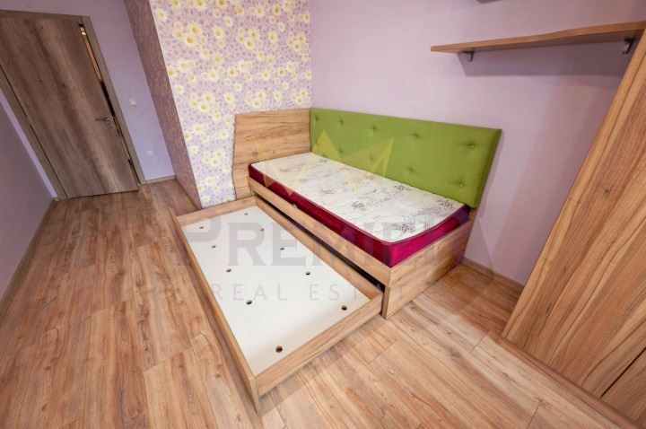 Тристаен апартамент, Левски