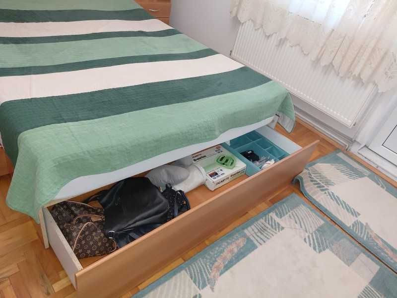 mobilier dormitor si hol. dulapuri, pat, mini biblioteca