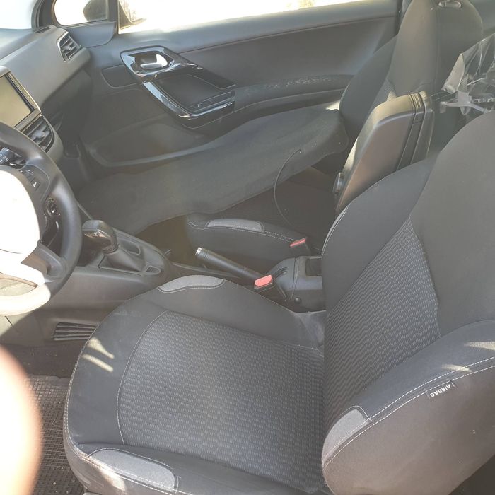 Пежо 208 на части