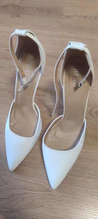 Бели обувки на висок ток