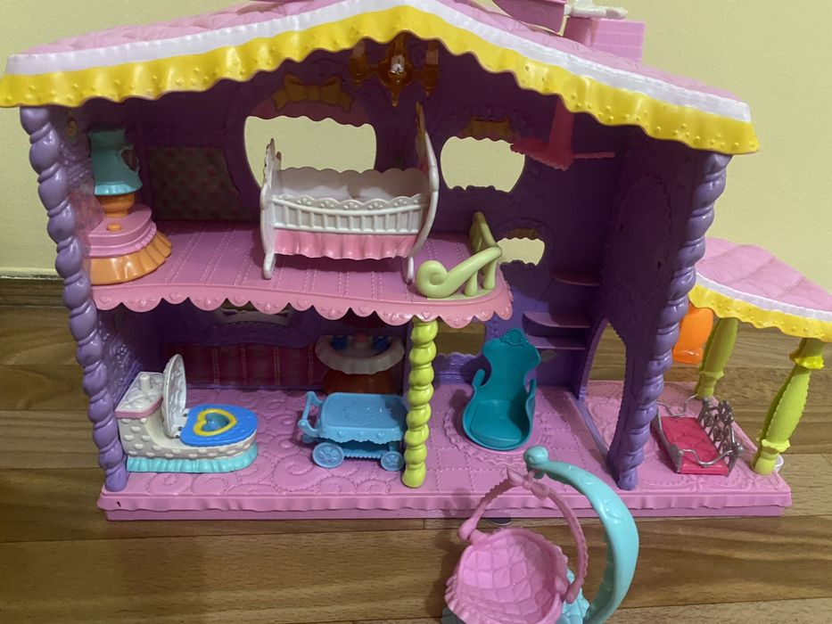 Продам кукольный домик с мебелью