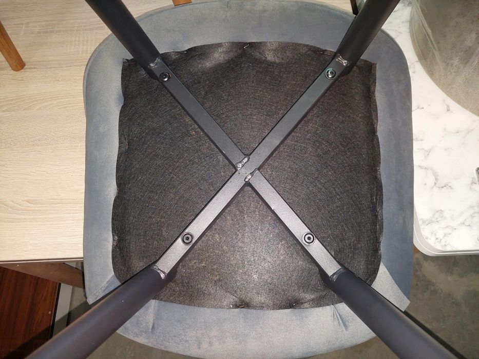 Трапезен стол в два цвята