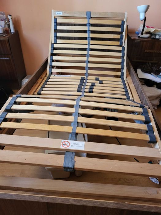 Продавам електрическо болнично легло.