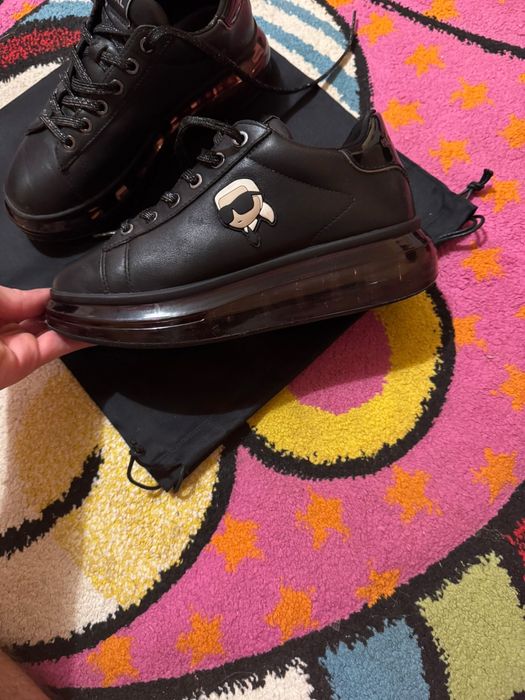 Vând Karl Lagerfeld