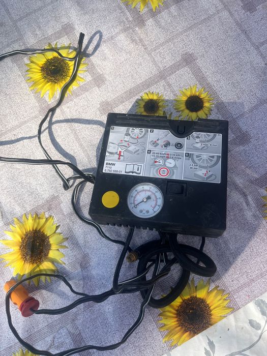 Compresor umflat roți la bricheta