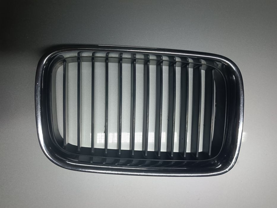 Продам решетку радиатора правая BMW 3 E36