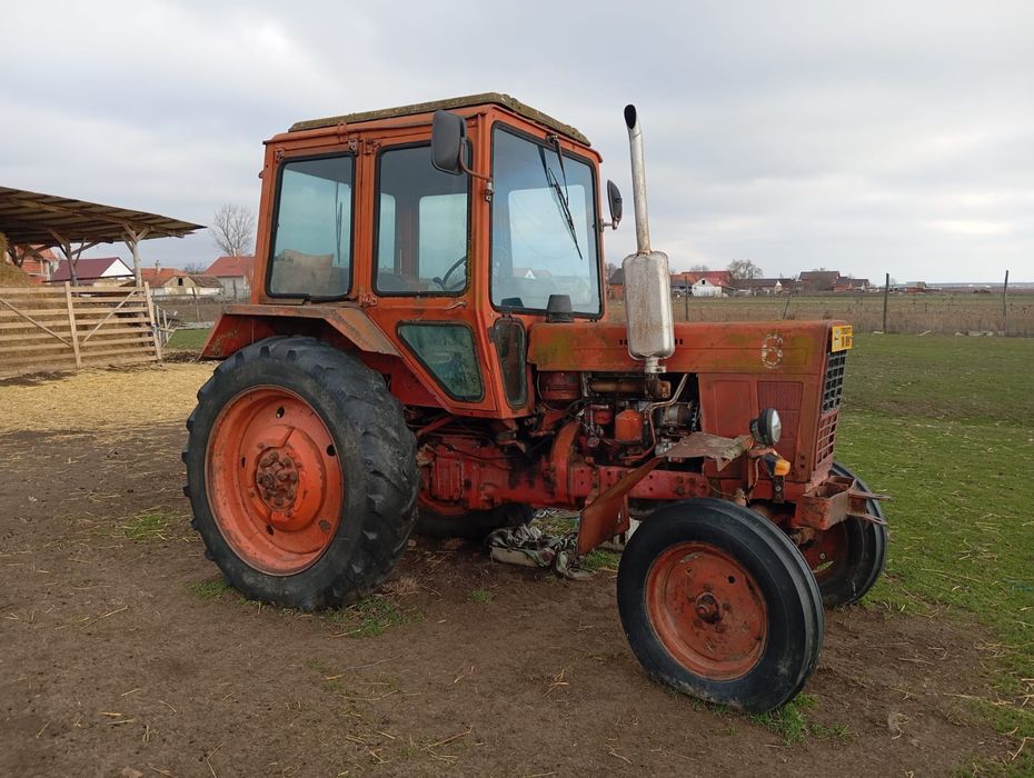 Tractor Belarus 80 și remorca.