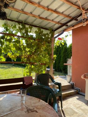 Къща с два жилищни и един призмен етаж в гр. Бяла Слатина