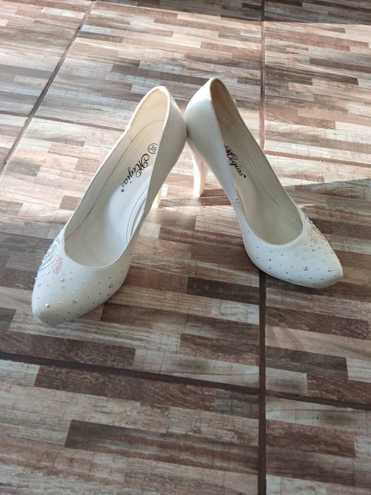 Обувки на висок ток