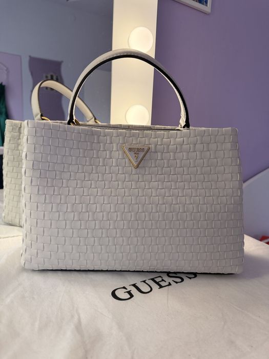 Чанта Guess.