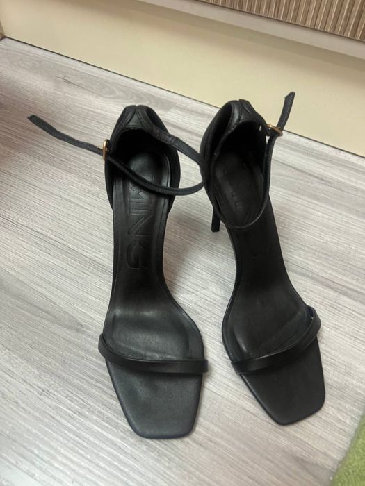 Черные босоножки Mango