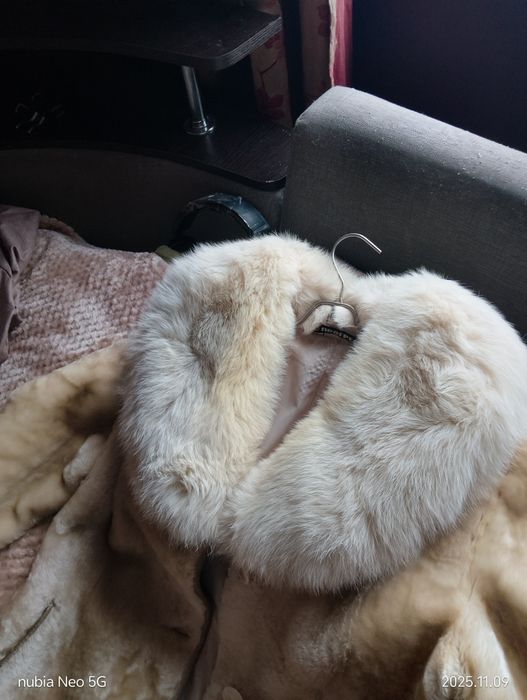 Продам шубу мутоновую с песцом