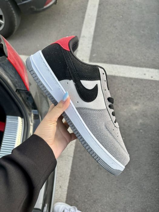 Adidasi nike noi
