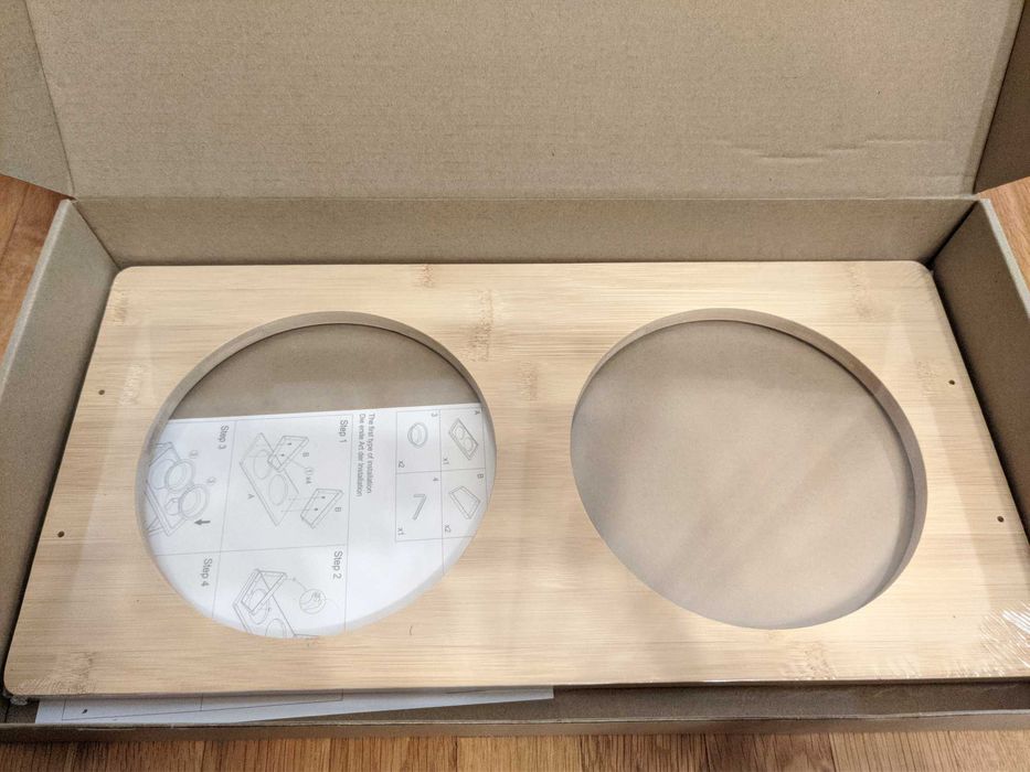 Маса за кучета (или други домашни любимци) с 2 купи