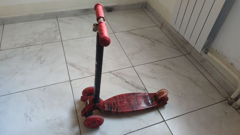 Самокат детский,в отлично состоянии