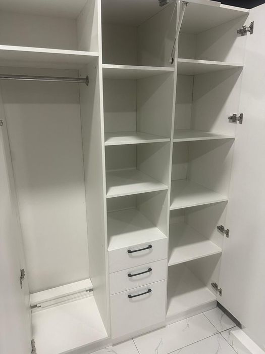 Шкаф трехстворчатый.