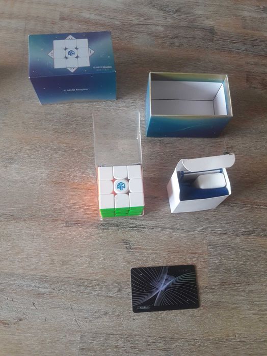 Vand cuburi rubice aprope noi.