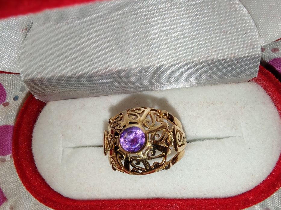 Златен дамски пръстен