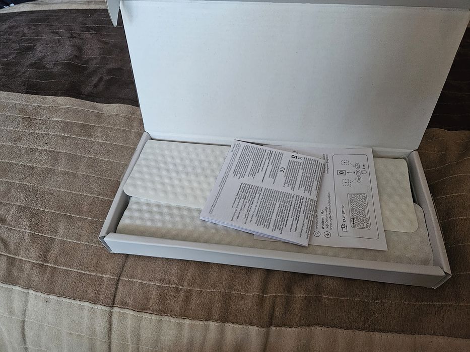 Logitech K380S Pebble Keys 2