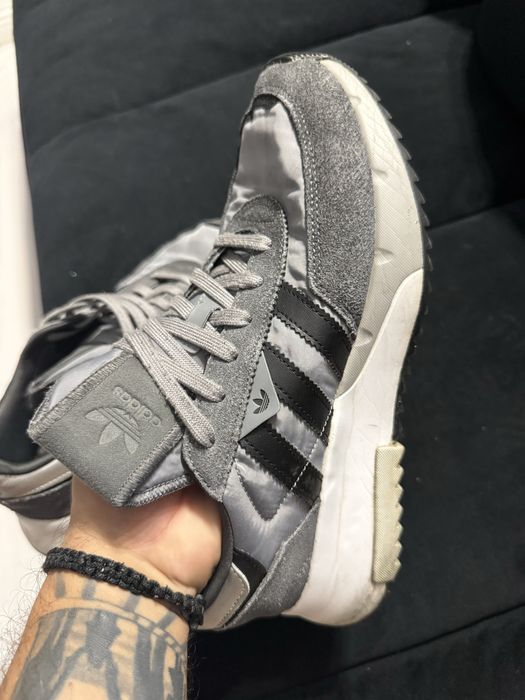 Adidasi adidas marimea 42,5