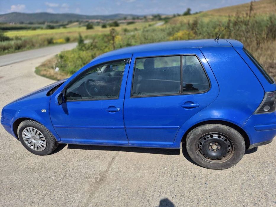 Vand golf 4 an 2001 trage extrem de. Bine