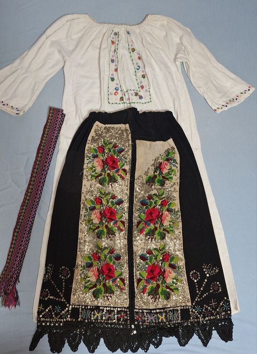 Costum tradițional vechi
