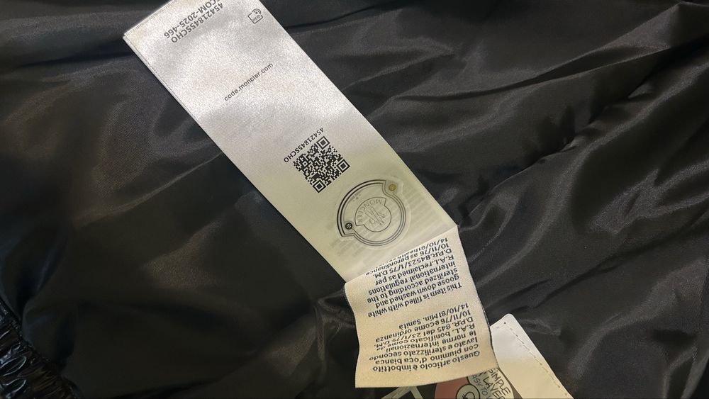 Продам жилетку Moncler