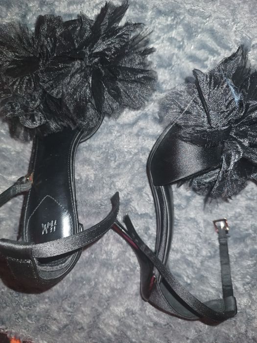 Sandale stil tocuri