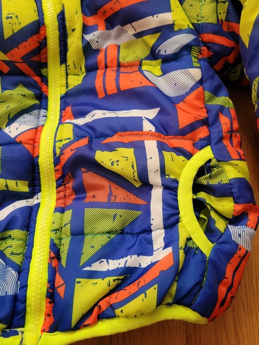 Куртка подойдёт на мальчика и на девочку (3-5 лет)