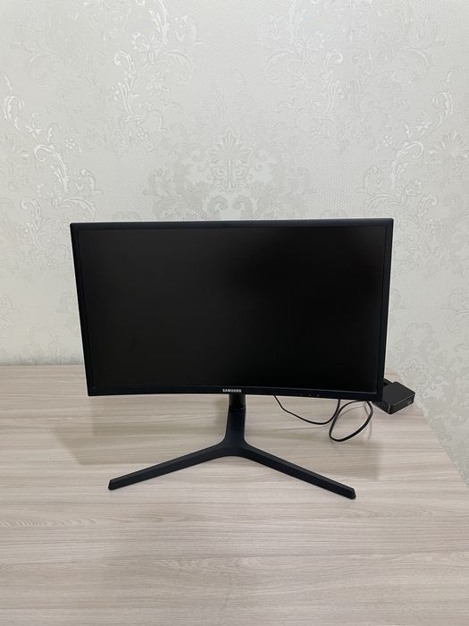 Игровой монитор изогнутый , с возможностью поднимать и поворачивать