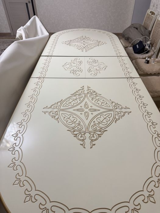 Продам большой красивый стол.