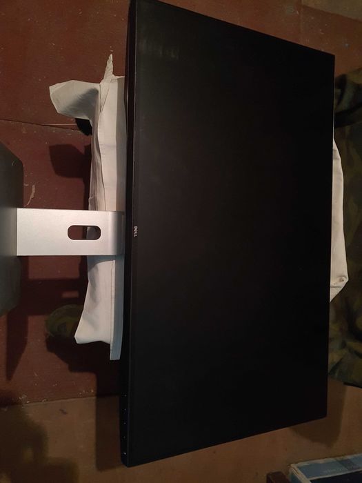 Продавам професионален 27 инчов монитор Dell U2717D спукана матрица