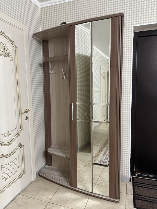 Шкаф коричневая(в отл.сост,)