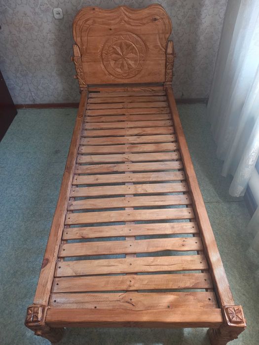 Односпальная кровать из дерева