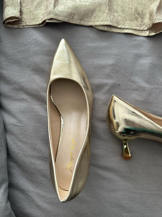 Vand pantofi noi marimea 38 aurii superbi toc mic