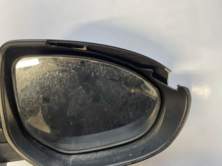 Продавам дясно огледало за Мазда3 2010г