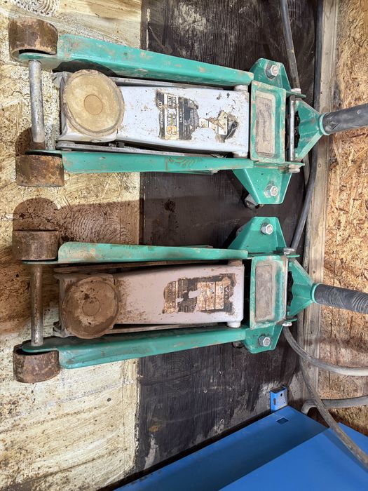 Продам домкраты 3 тонные 2 штуки