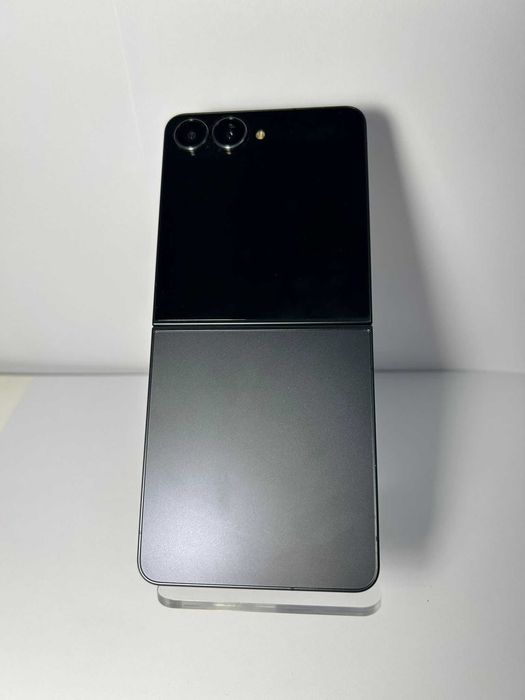 Samsung Galaxy Z Flip7 8GB / 128GB Negru – Ca Nou – Baterie 100% – 1 Ciclu