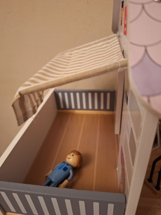 Дървена къща за кукли