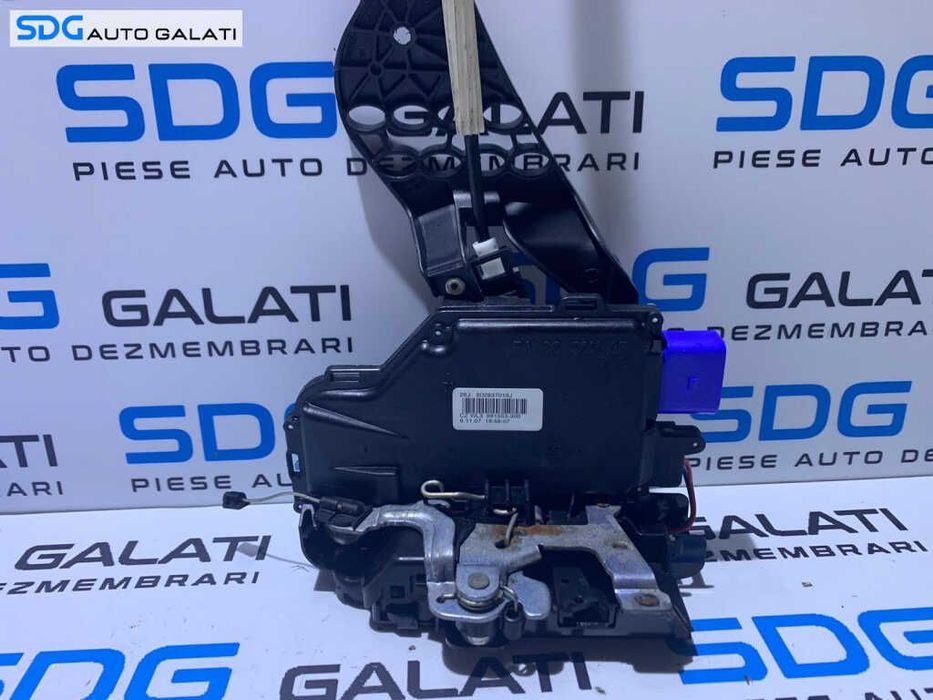 Broasca Incuietoare Usa Portiera Dreapta Fata 9 Pini la Mufa Volkswagen Touareg 2003 - 2010 Cod 3D2837016A