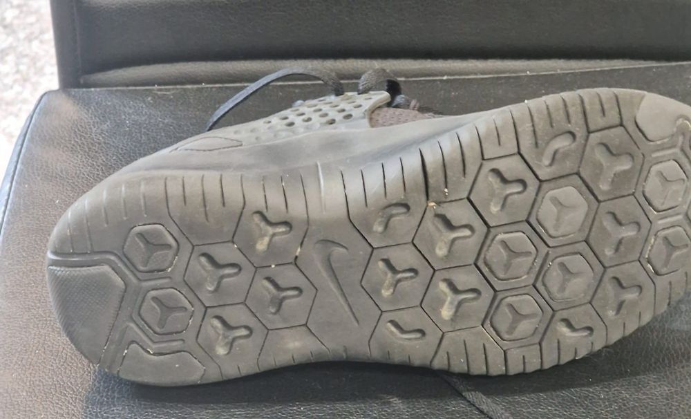 Vând adidasi nike