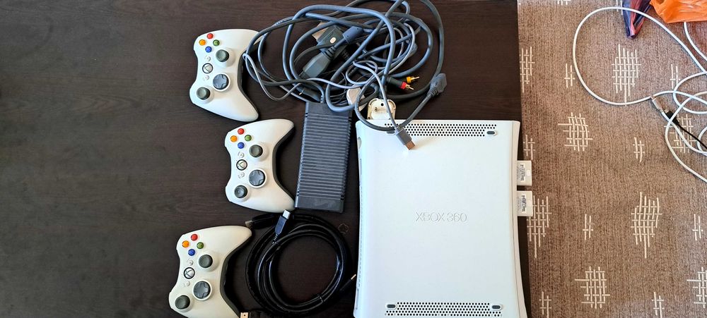 Xbox 360 FAT със захранване и 3 контролера