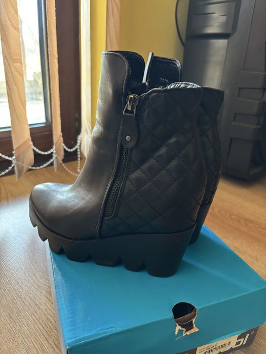 Дамски боти на платформа