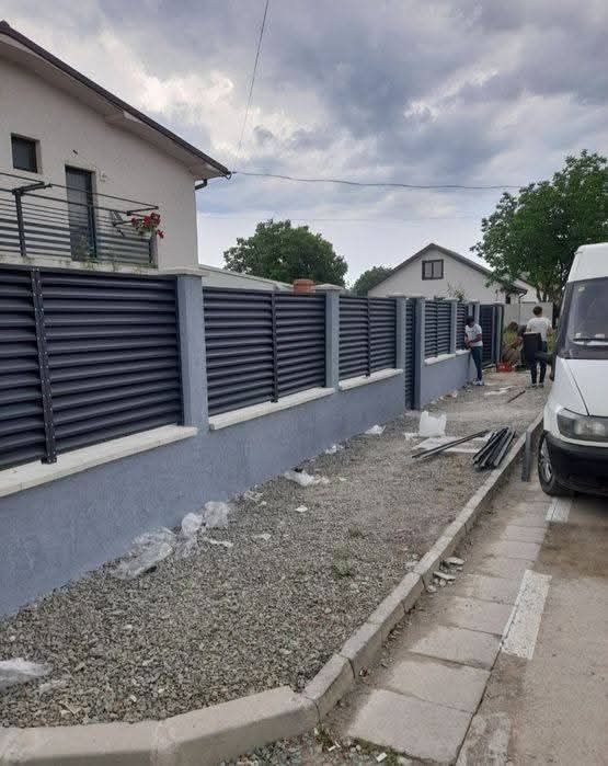 Garduri si porti din sipca metalica, panouri stil jaluzele, plasa bordurata, tabla cutata, sipca metalica si alte modele disponibile