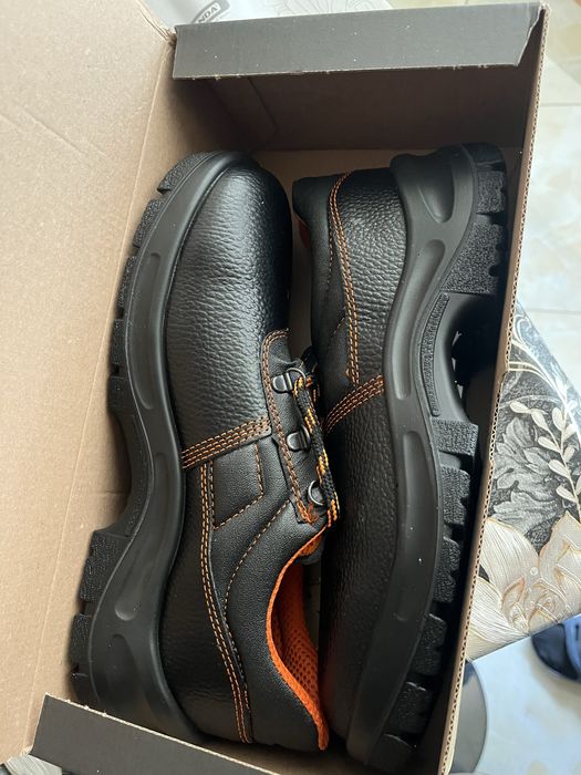 Нови работни обувки, 42 номер