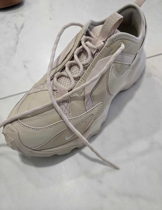 Бежови маратонки Nike