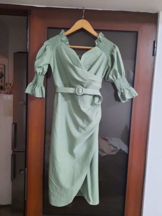 Rochie ce poate fi purtata atât de zi cât și de seara.