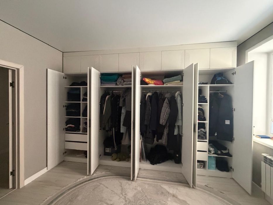 Шкаф большой восьми дверный